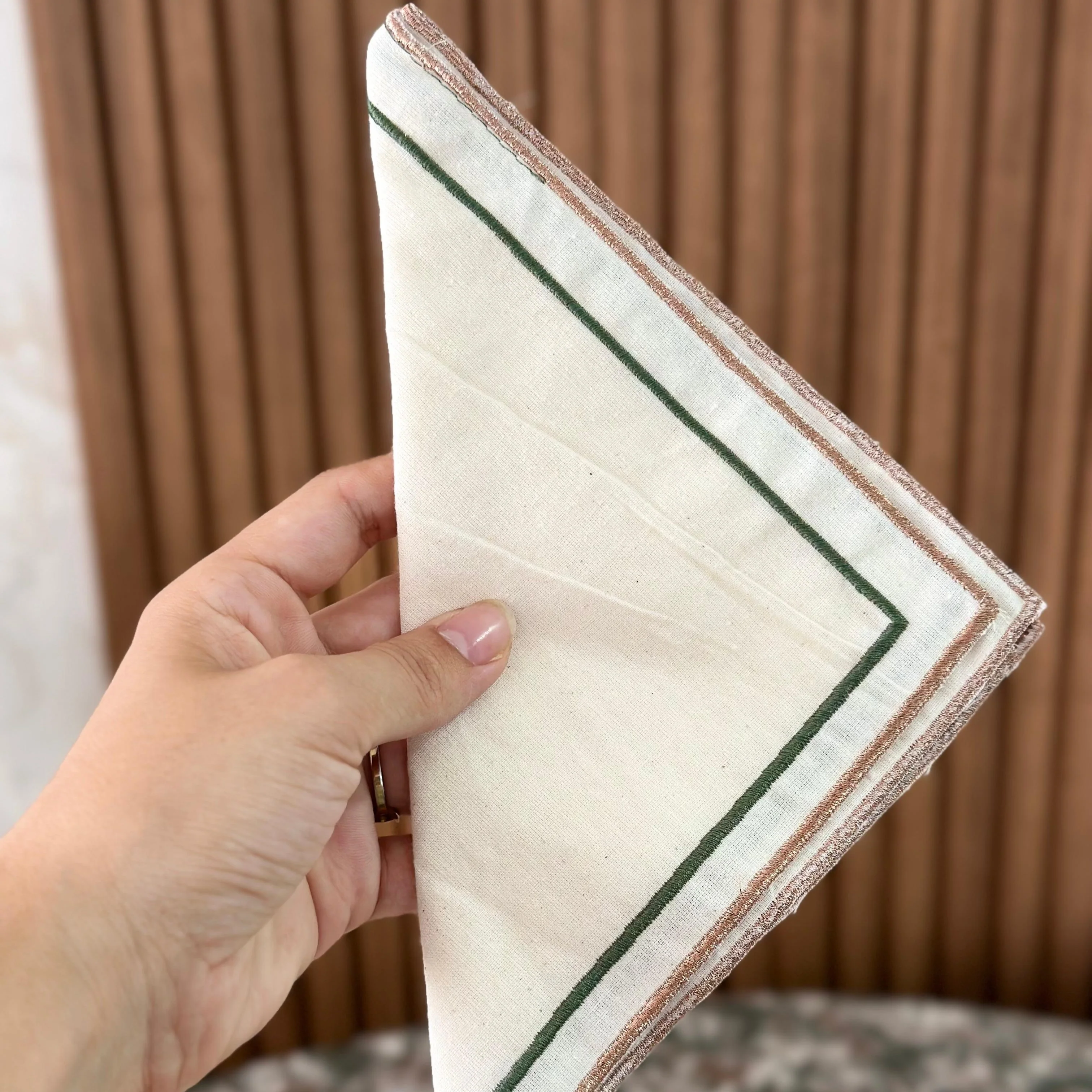 Nappe en brocard vert 150cm + 12 serviettes 36x36cm - Image 2