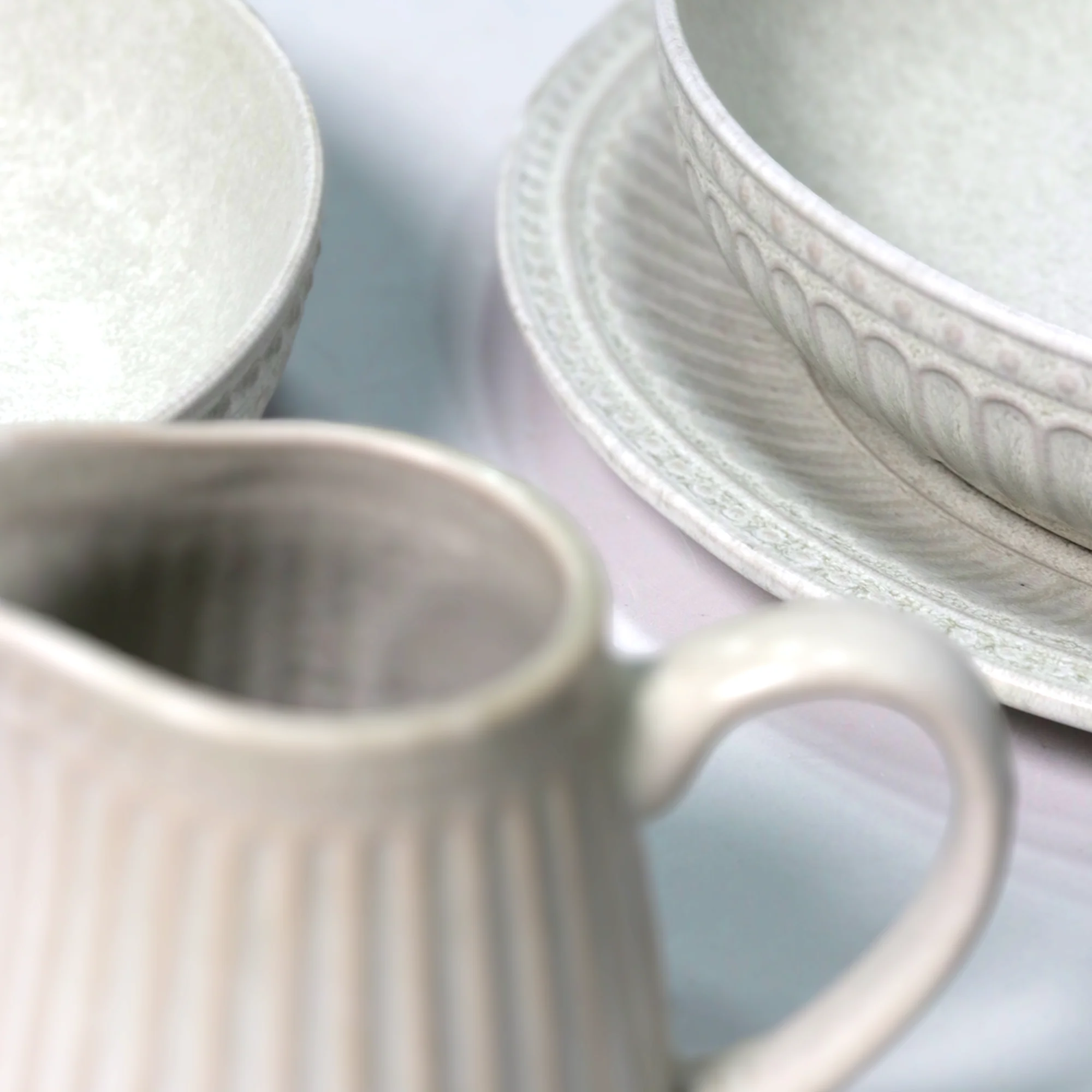 Set 2 assiettes 27cm + 2 assiettes creuses 22cm + 1 saucière 10cm en céramique - Image 2